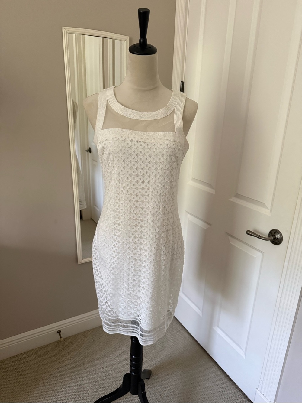 Max Edition White Sleeveless Lace Shift Dress